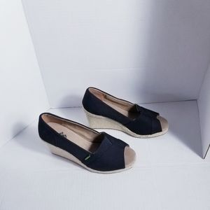 DAWGS OPEN TOE WEDGED BLACK AND TAN SHOE SIZE 10